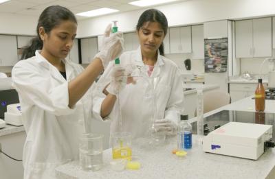 Sadhana Thokachichu and Jhansi Badineedi working in lab.